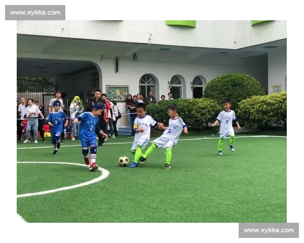 童心飞扬绿茵赛场儿童足球比赛主题创意绘画新视界成长梦想乐趣集合